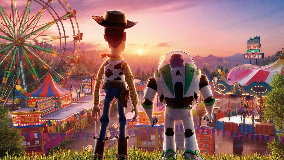 Woody y Buzz Lightyear contemplando el Parque de Atracciones al atardecer en Toy Story 4 Woody y Buzz Lightyear contemplando el Parque de Atracciones al atardecer en Toy Story 4